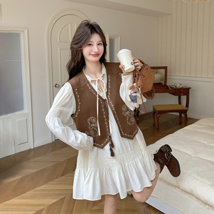 小个子复古气质刺绣麂皮马甲连衣裙套装女2026春新款A字裙两件套