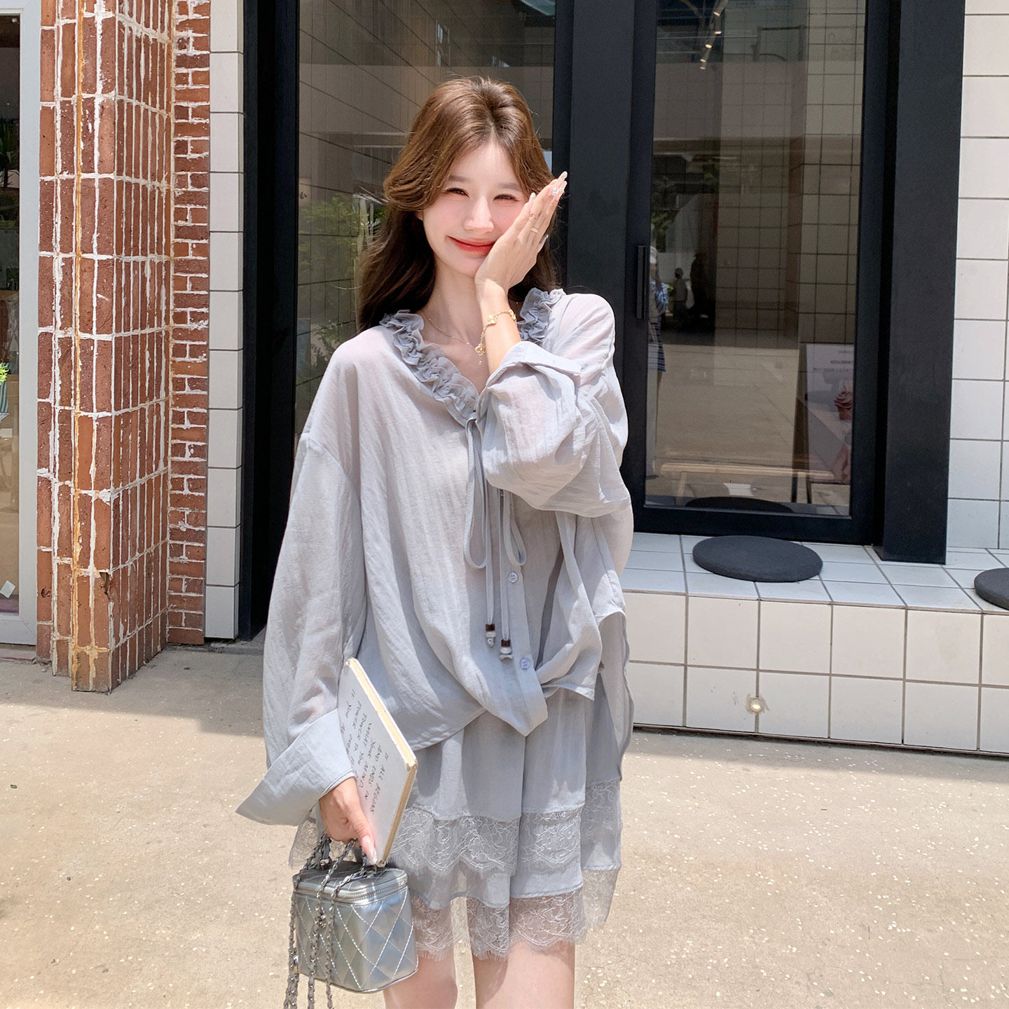 灰色设计感减龄套装女2026夏季新款V领木耳边长袖上衣短裙两件套