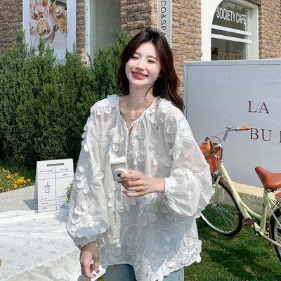 白色刺绣花朵防晒宽松长袖衬衫女