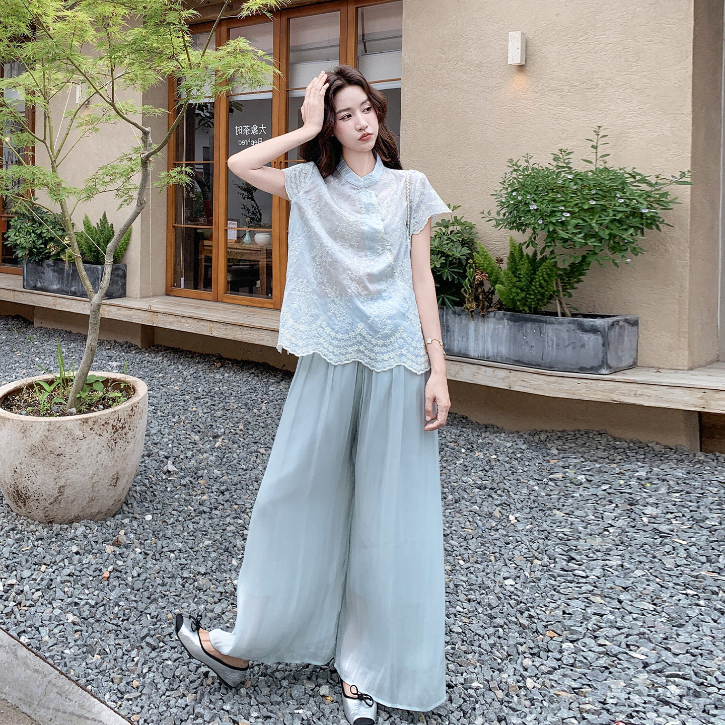 夏日新中式减龄小清新穿搭女2026新款国风刺绣上衣阔腿裤两件套