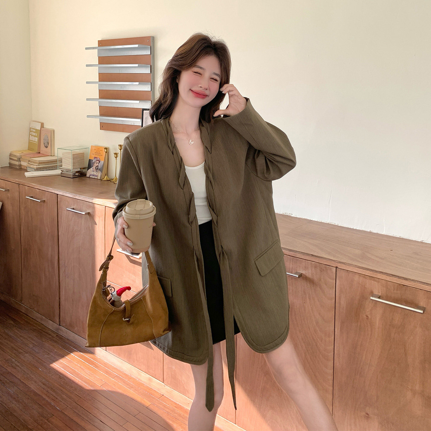 咖色复古高级感系带V领西装外套女2026春新款法式慵懒风气质上衣