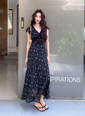 法式性感甜辣浪漫风蕾丝V领连衣裙女2026新款夏日显瘦减龄碎花裙