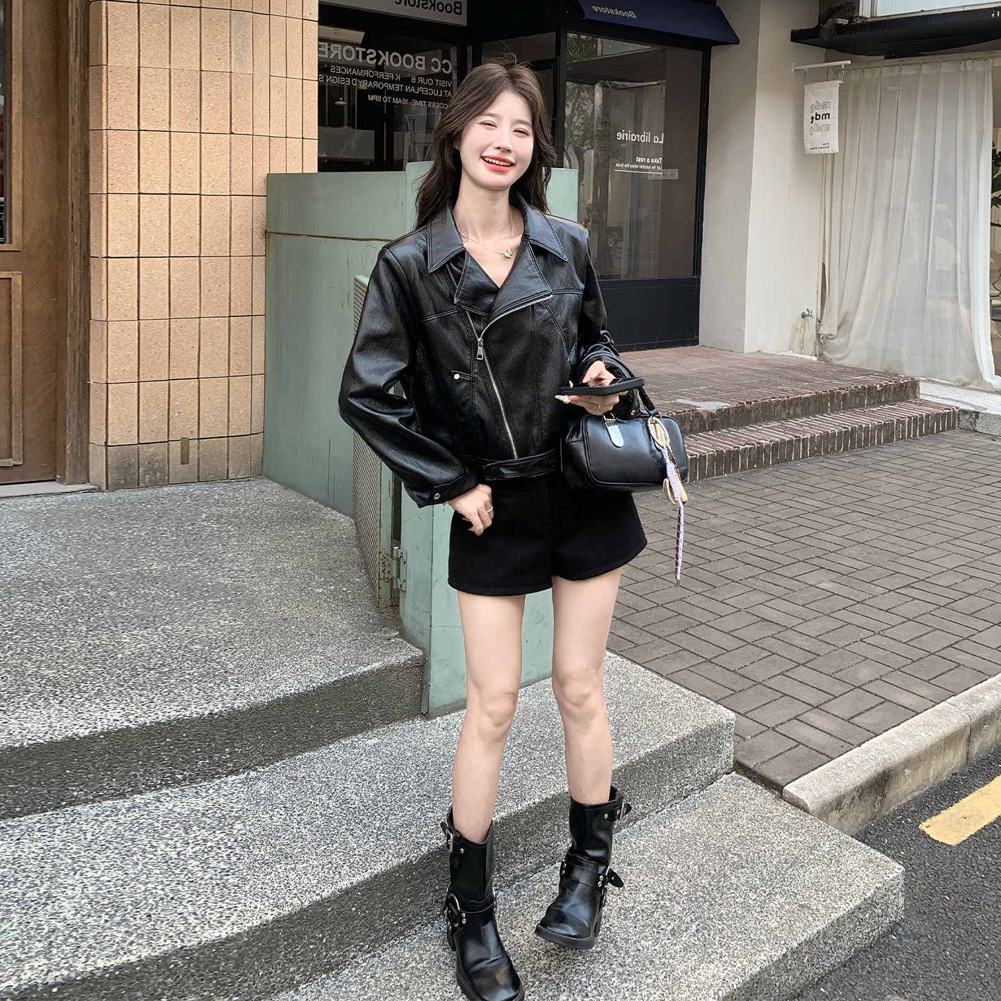 黑色短款皮衣女翻领拉链腰带