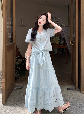 法式温柔浅蓝色夏日旅游套装女2026新款镂空钩花上衣半身裙两件套
