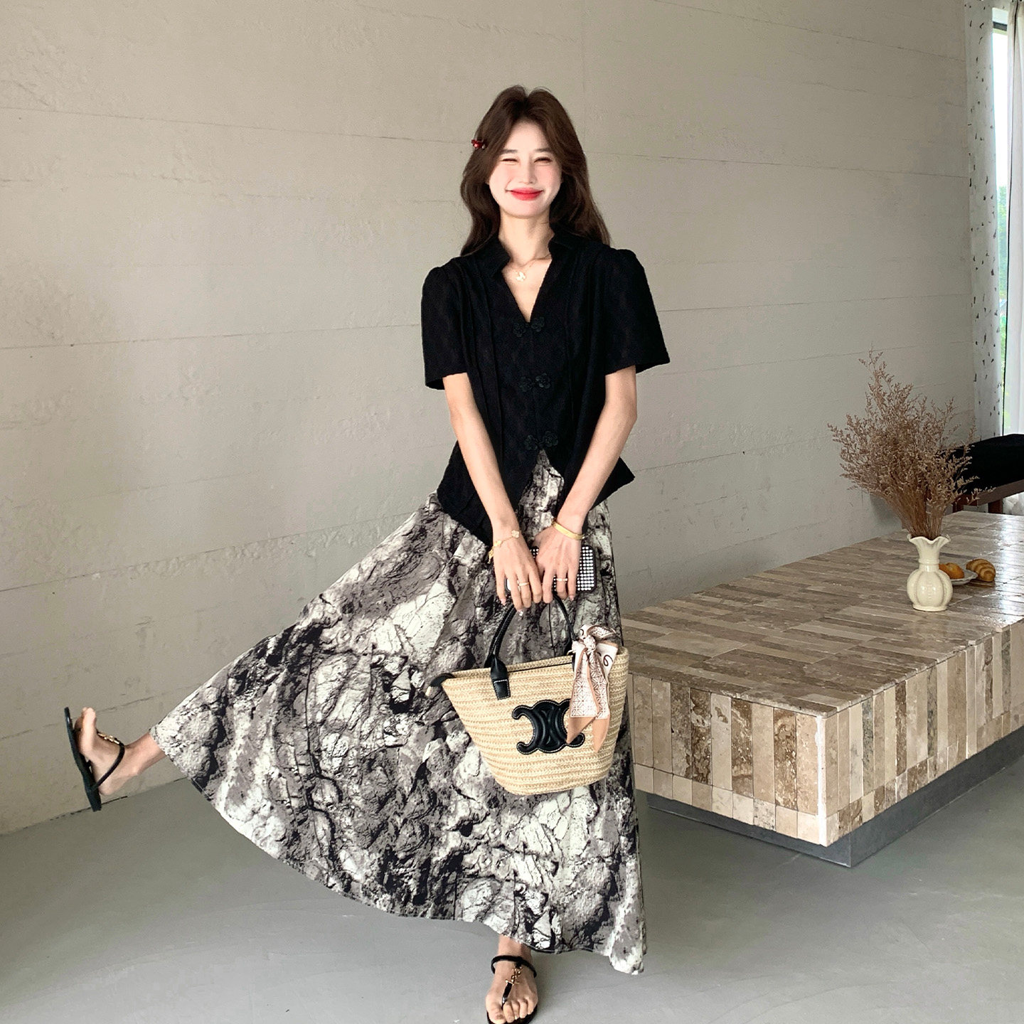 高级感国风套装裙女夏季2026新款黑色V领上衣水墨画半身裙两件套