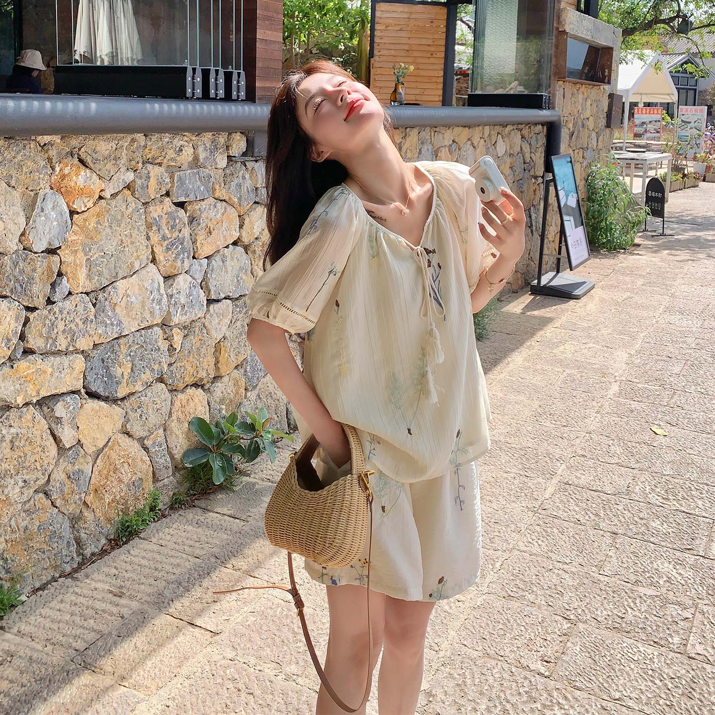 法式大方得体绝美绣花套装女2026春新款松弛感系带上衣短裤两件套