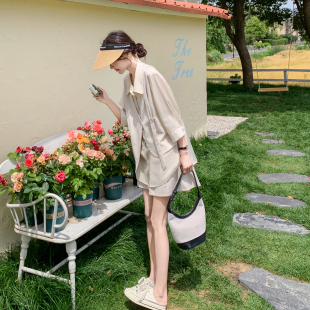 米色设计感轻熟风穿搭套装女2026夏新款假两件翻领上衣短裤两件套