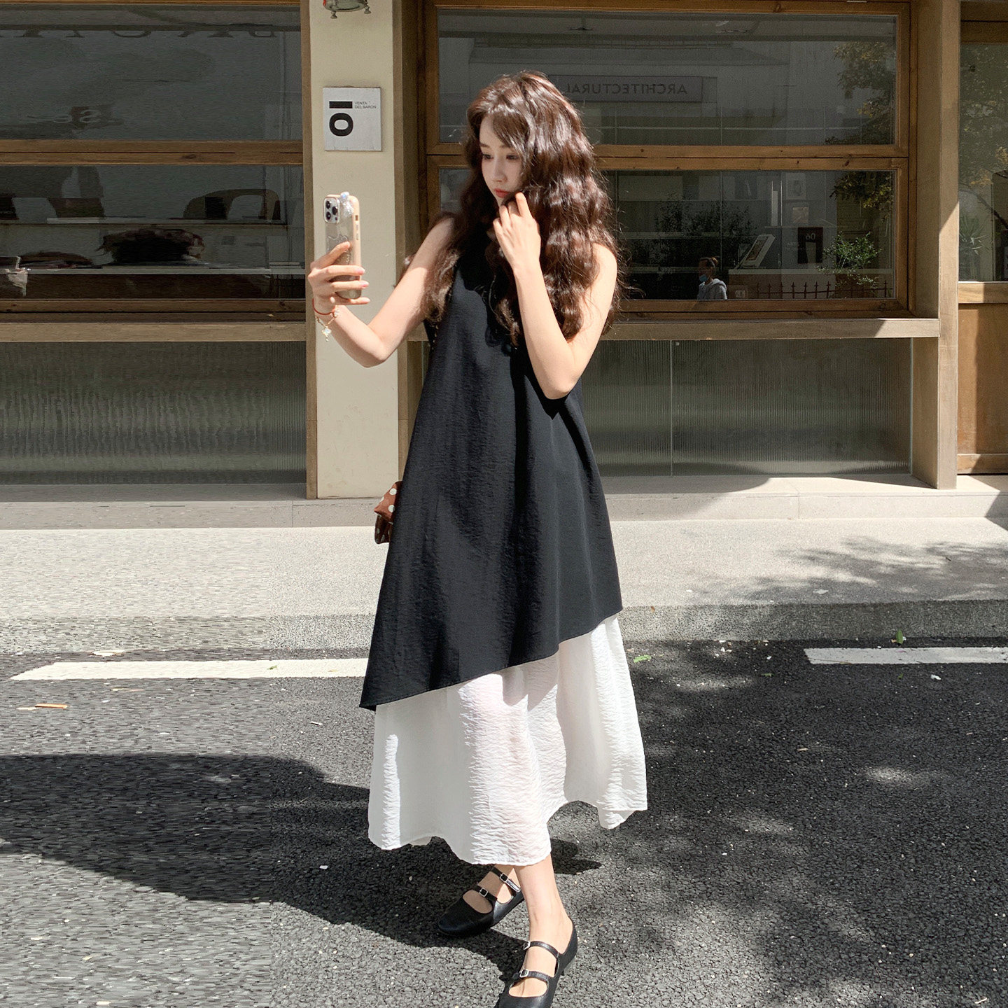 黑色优雅赫本风撞色拼接无袖连衣裙2026夏季新款时尚慵懒风背心裙