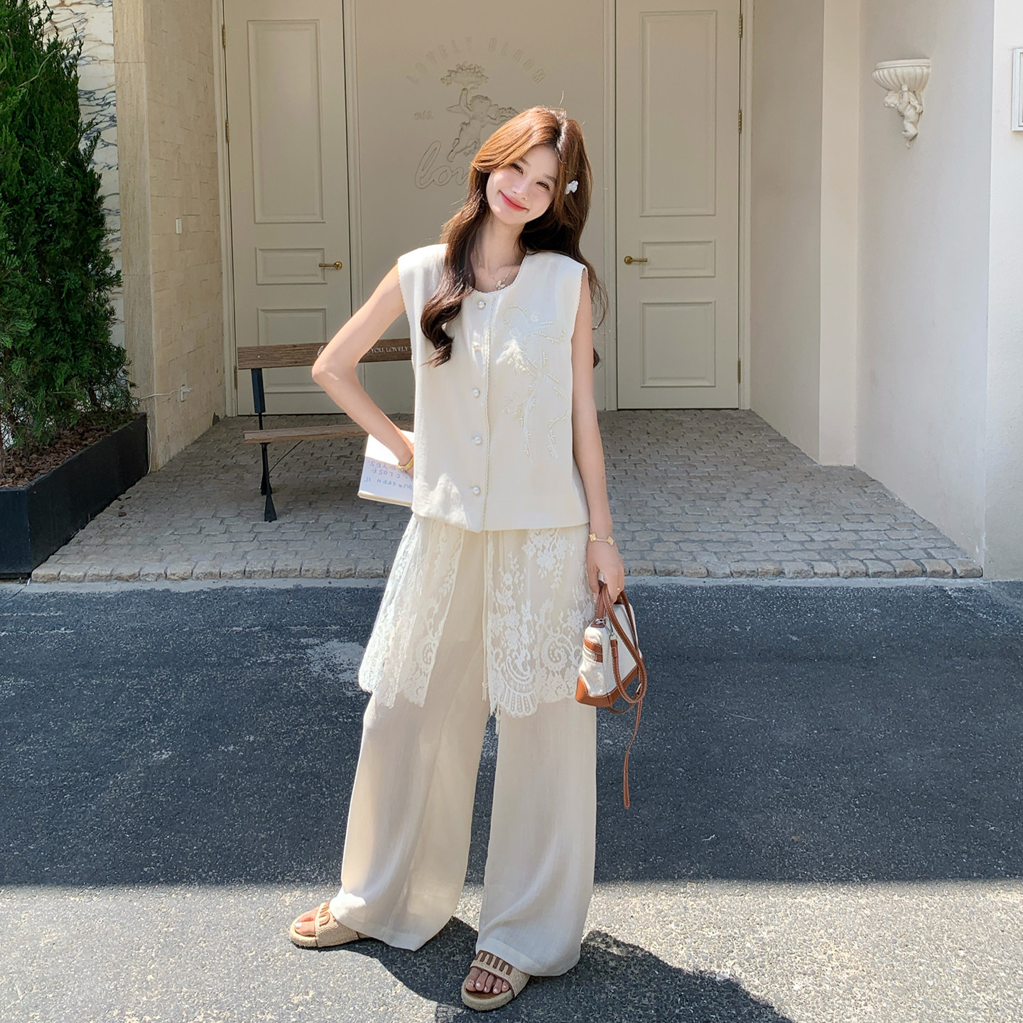 夏日减龄温柔风蕾丝拼接刺绣马甲套装女2026新款高腰阔腿裤两件套