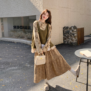 法式复古时尚套装裙女春2026新款针织马甲印花打底衫半身裙三件套