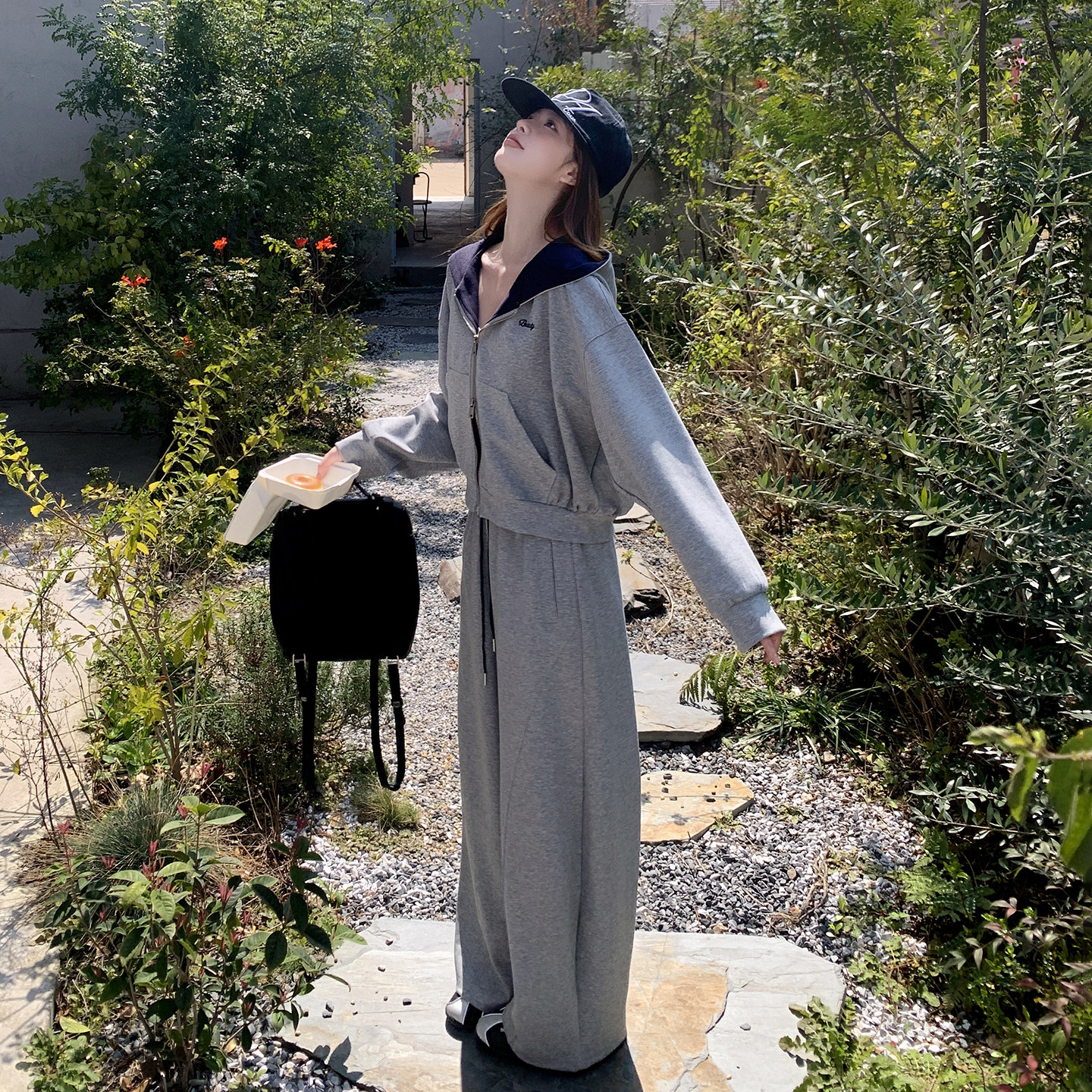 灰色休闲运动风卫衣套装2026春新款拼色连帽上衣吊带阔腿裤三件套