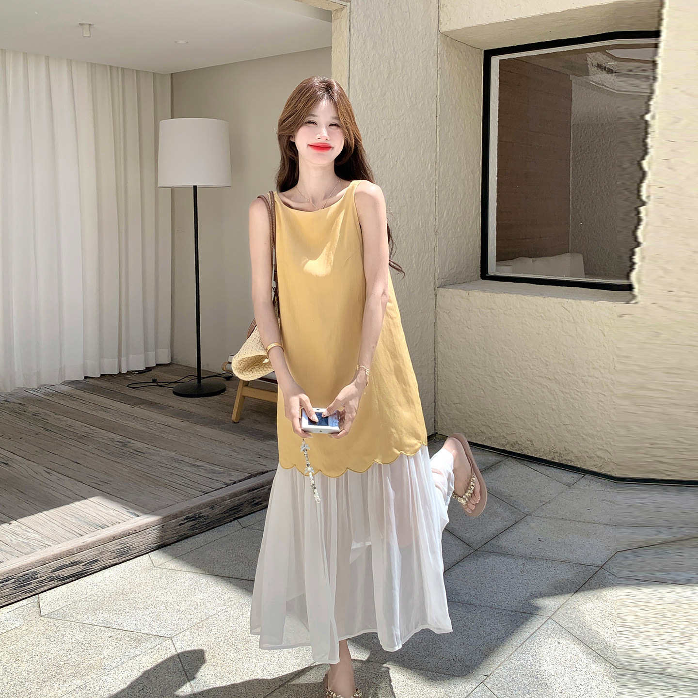 黄色法式风撞色网纱拼接背心连衣裙女2026夏天新款松弛感气质长裙