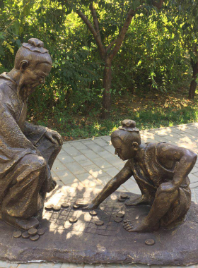 商业街景观雕塑下象棋人物摆件