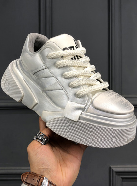欧美小众走秀设计银色战甲机盖翘头阔版厚底板鞋男增高休闲板鞋