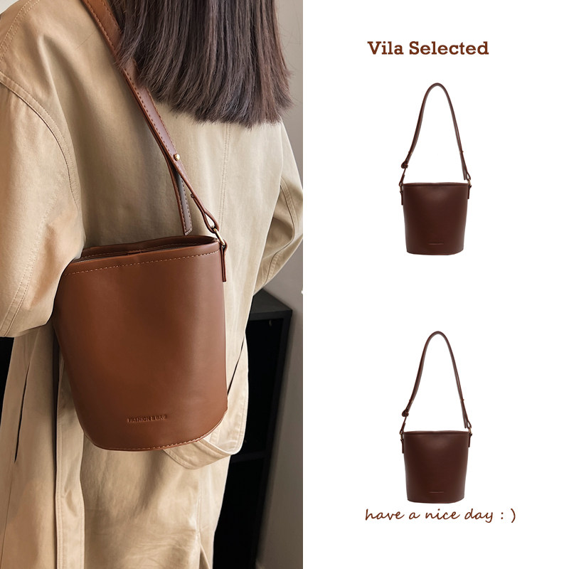 高智感纯色水桶包2023新中款秋冬简约通勤圆桶包韩版皮质棕色挎包