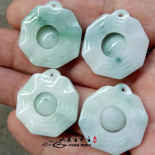 天然翡翠A货八卦牌吊坠男女款玉石挂件项链玉坠高约27mm宽约24mm
