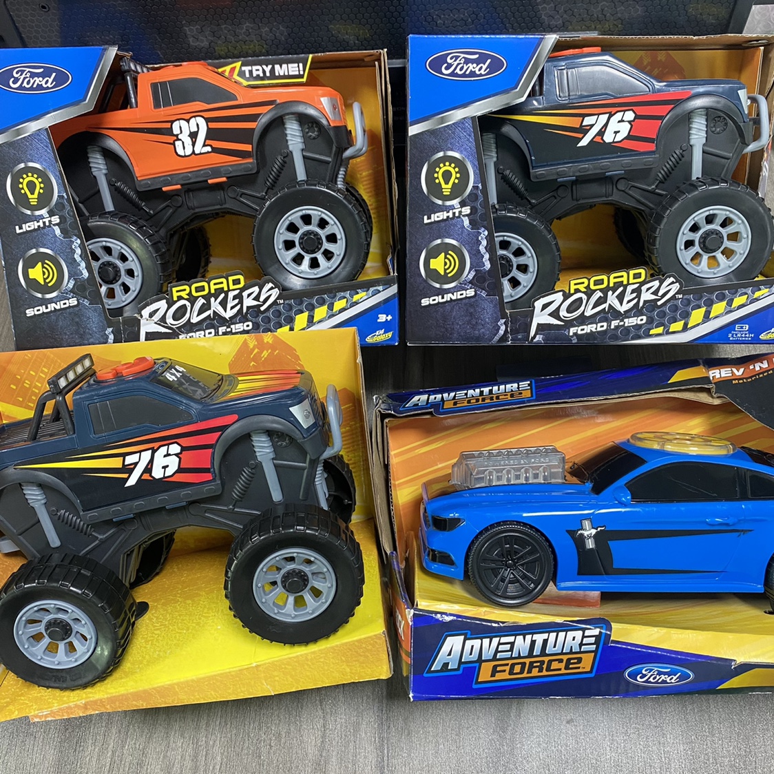 路霹雳玩具车越野车跑车有声音儿童男女仿真玩具车汽车盒装礼物