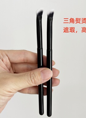 熨斗刷！斜头三角遮瑕刷扁头泪沟刷黑眼圈法令纹遮豆印提亮化妆刷