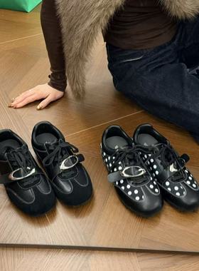 H55女鞋解构波卡尔美学2026春季新款金属波点方头平底低帮德训鞋