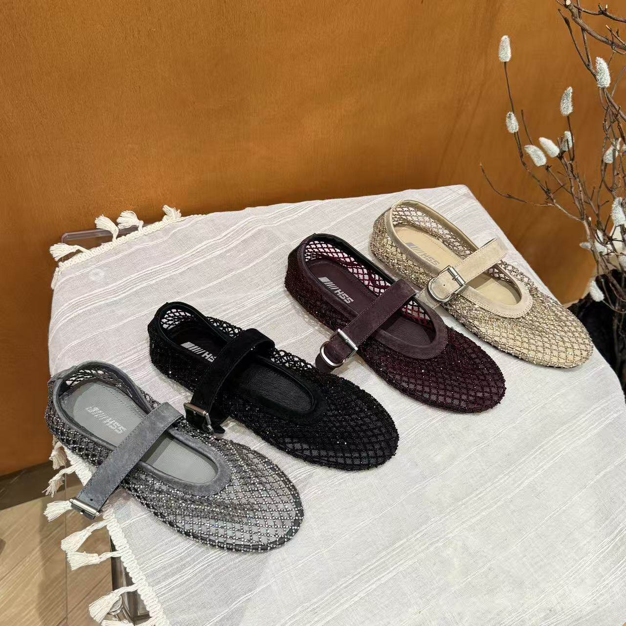 H55女鞋艺术家2026夏季新款超软镂空羊皮水钻渔网平底浅口小单鞋