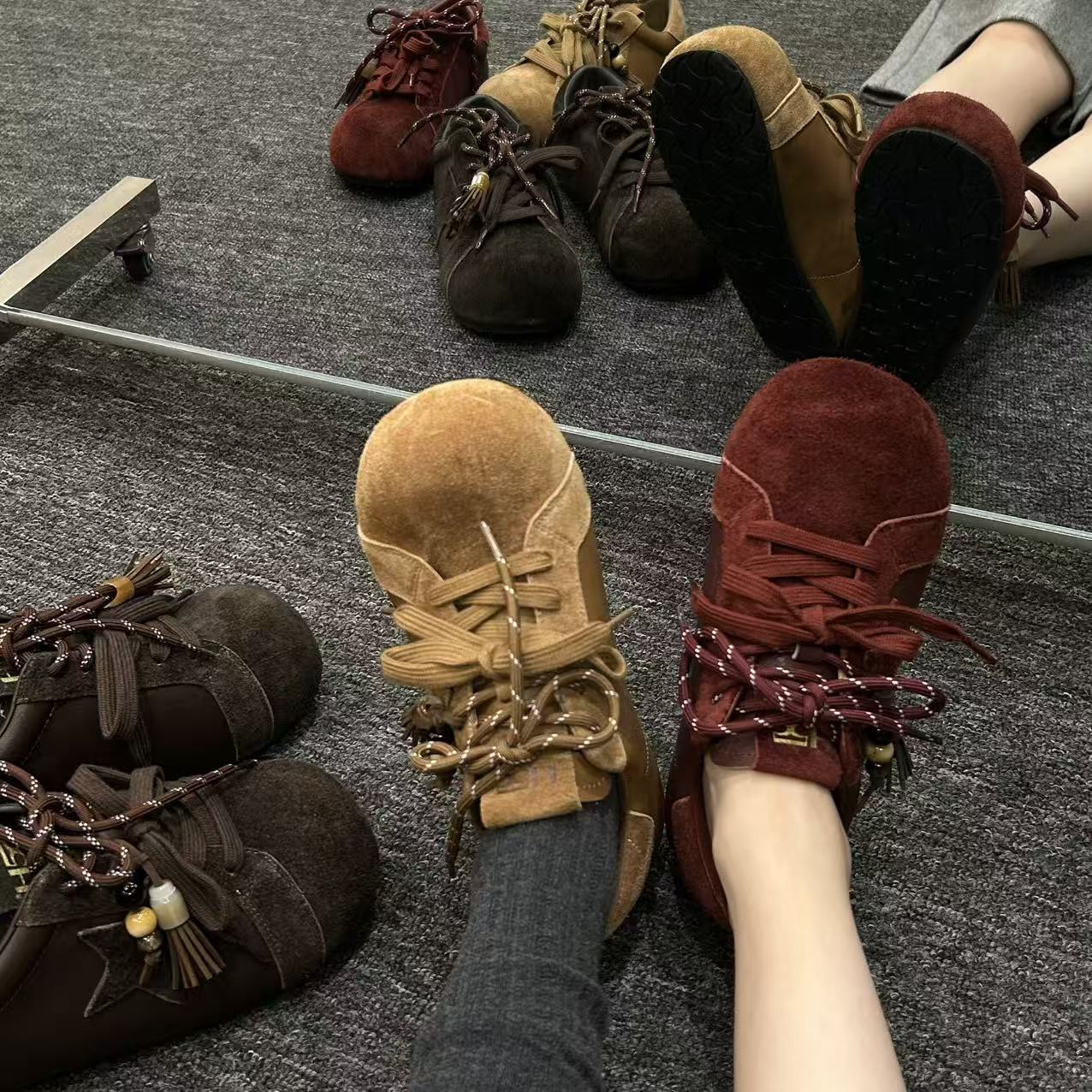 H55女鞋微醺热红酒2025新款休闲复古拼色系带百搭贝壳头德训鞋