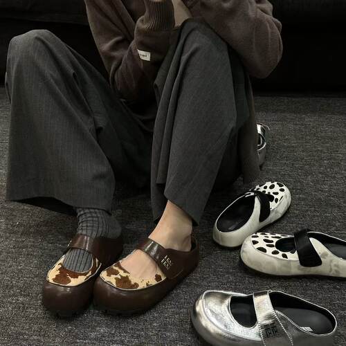 H55女鞋浮世绘2026春季新款亚裔中古风奶牛纹包头拖玛丽珍勃肯鞋