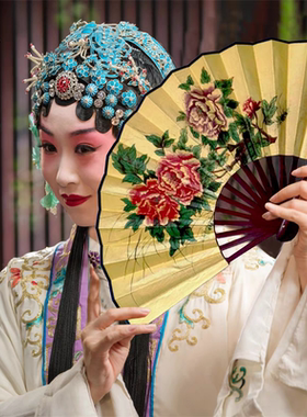 绢布质地柔软光滑，触感细腻