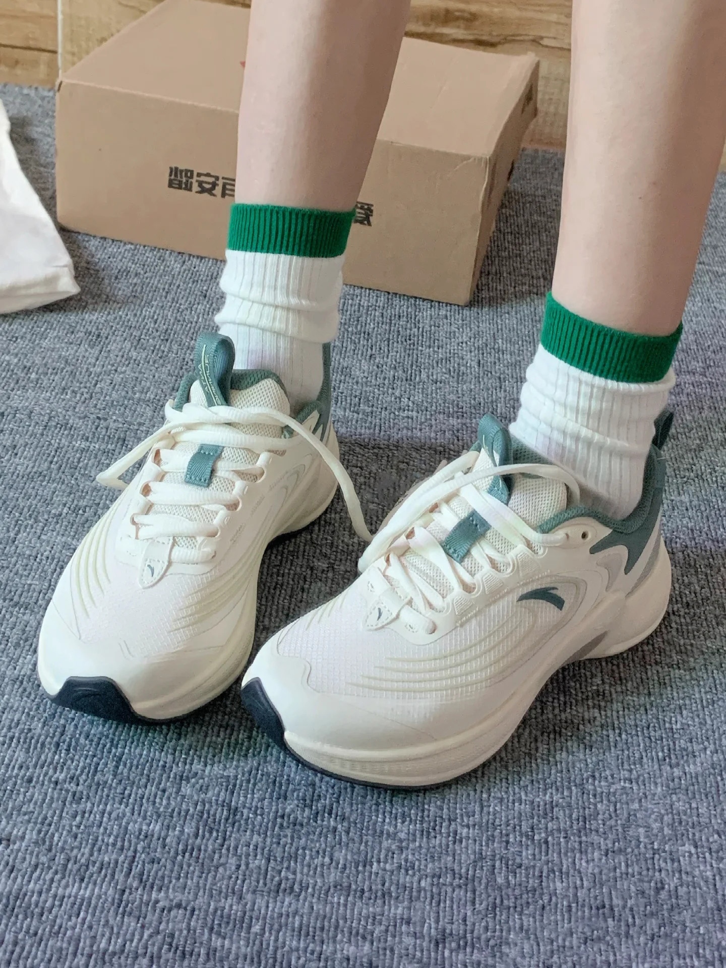 安踏女子跑步鞋轻便回弹运动鞋