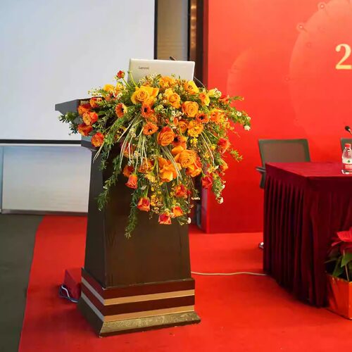 黄色玫瑰会议垂挂混搭讲台花丰收