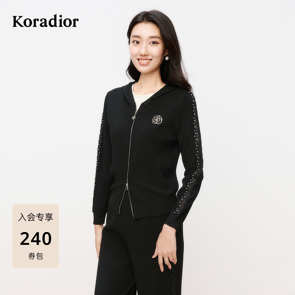 珂莱蒂尔春季黑色连帽针织开衫女休闲简约通勤短外套