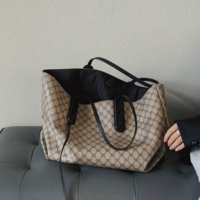 Вместительная и большая сумка через плечо с бантиком