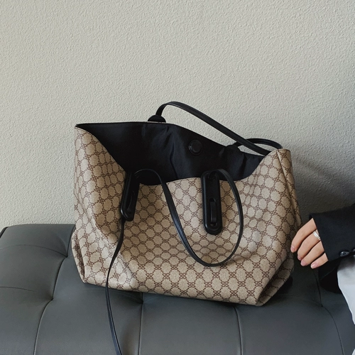 Вместительная и большая сумка через плечо с бантиком