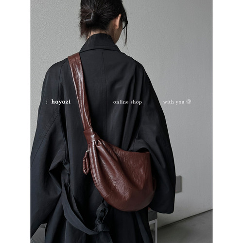 【小优家包包】HOYOZI慵懒饺子斜挎牛角包大容量包包女2025秋新款