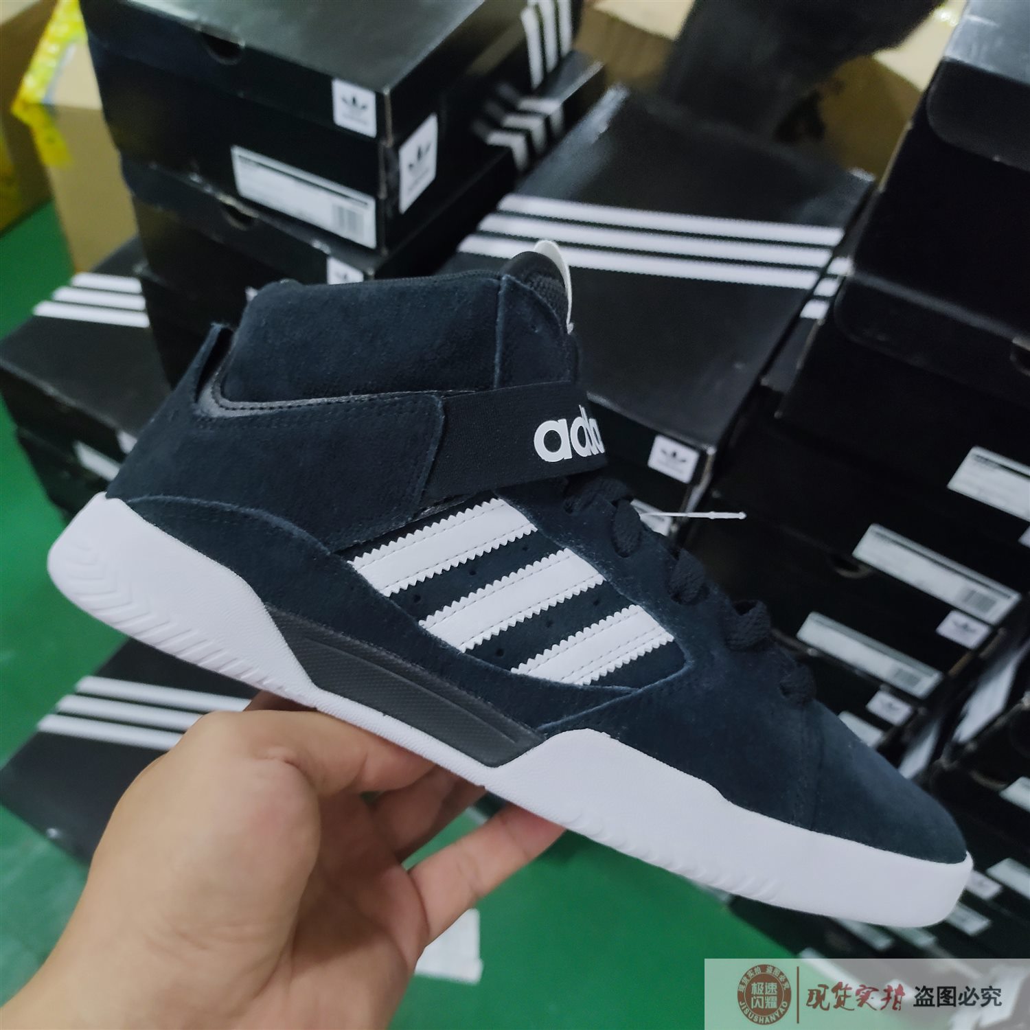 Adidas 阿迪达斯三叶草VRX MID男子中帮运动休闲板鞋 EE6236