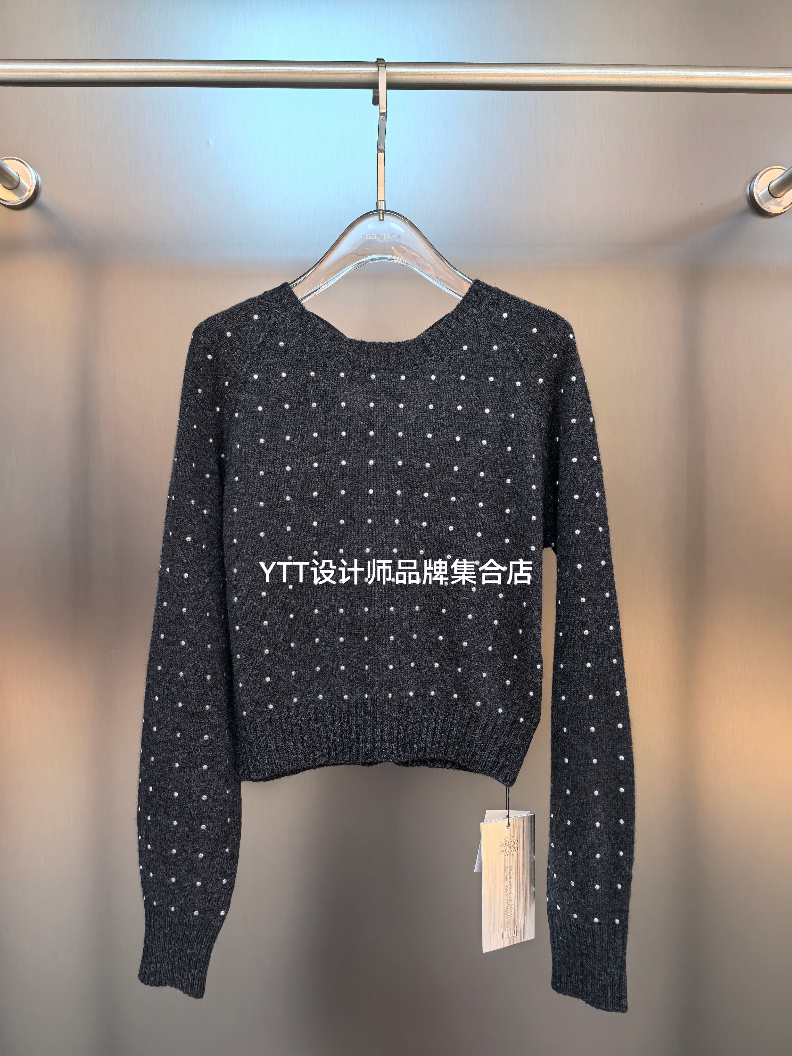 uhot诱货2025冬季新款现货深灰色圆领铆钉短款羊毛衫前后两穿开衫