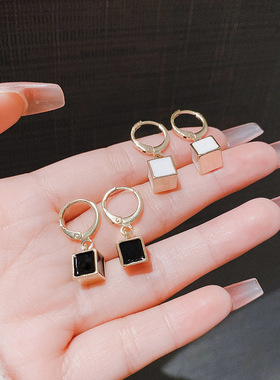 2024年新款轻奢黑色方块优雅耳钉女高级感耳坠小众设计气质耳饰品