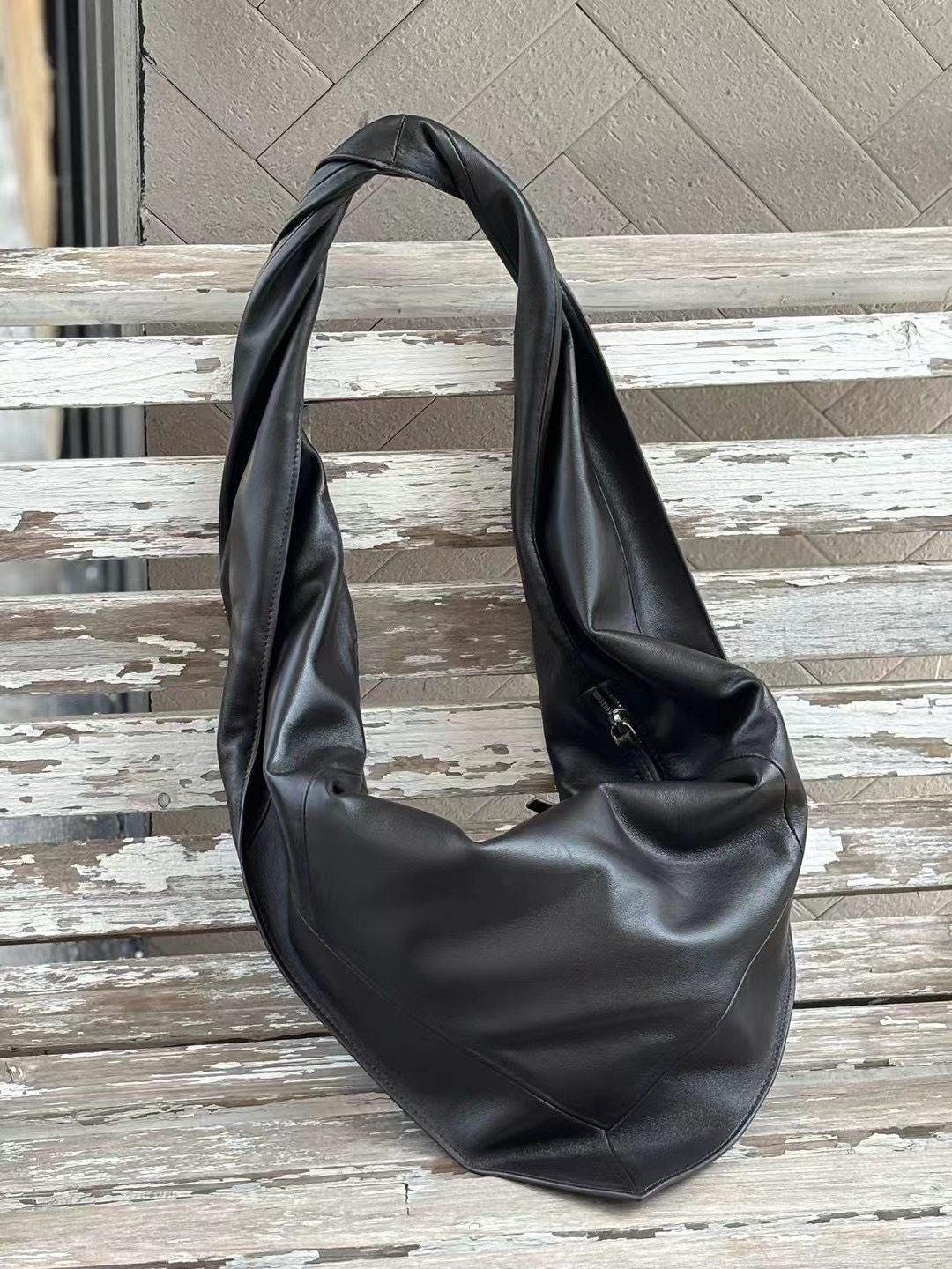 2025早秋新款头层羊皮个性大容量斜挎包真皮男女同款软皮斜挎包潮