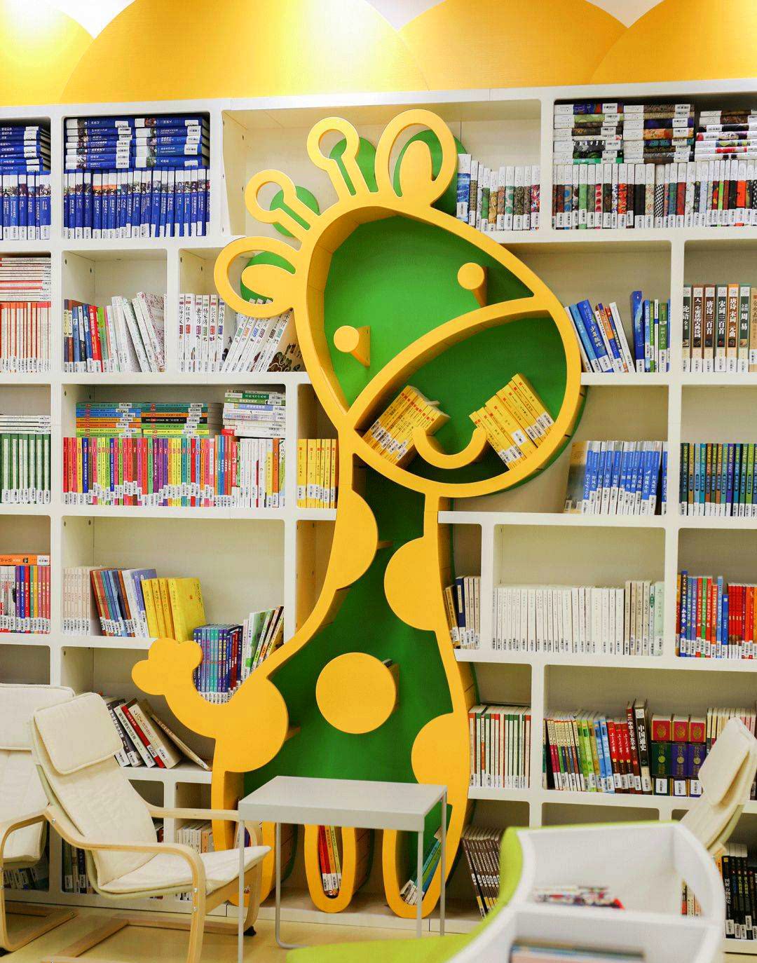 图书馆卡通长颈鹿书架早教培训机构动物造型书柜幼儿园儿童绘本架