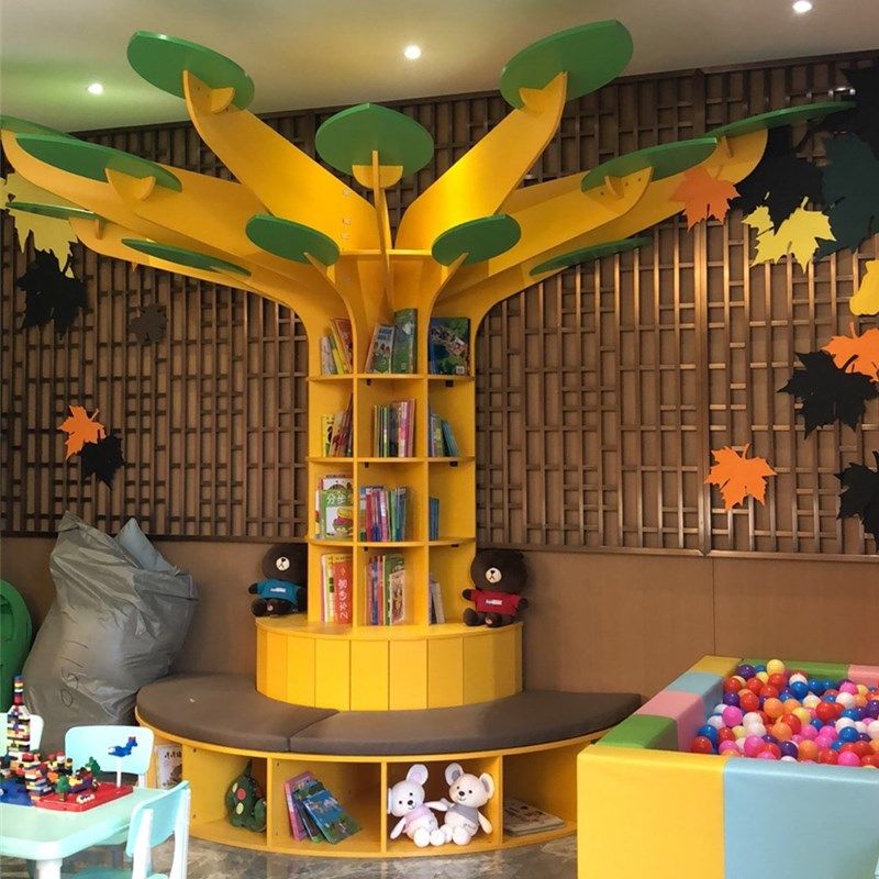 幼儿园早教机构大厅大树摆件大厅区角环创树沙发坐凳墙角装饰书架