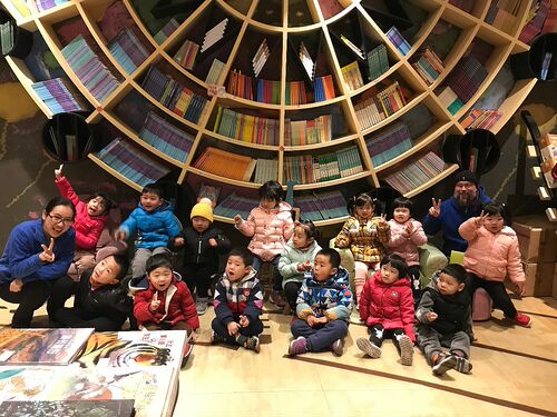 幼儿园早教绘本馆满墙书柜