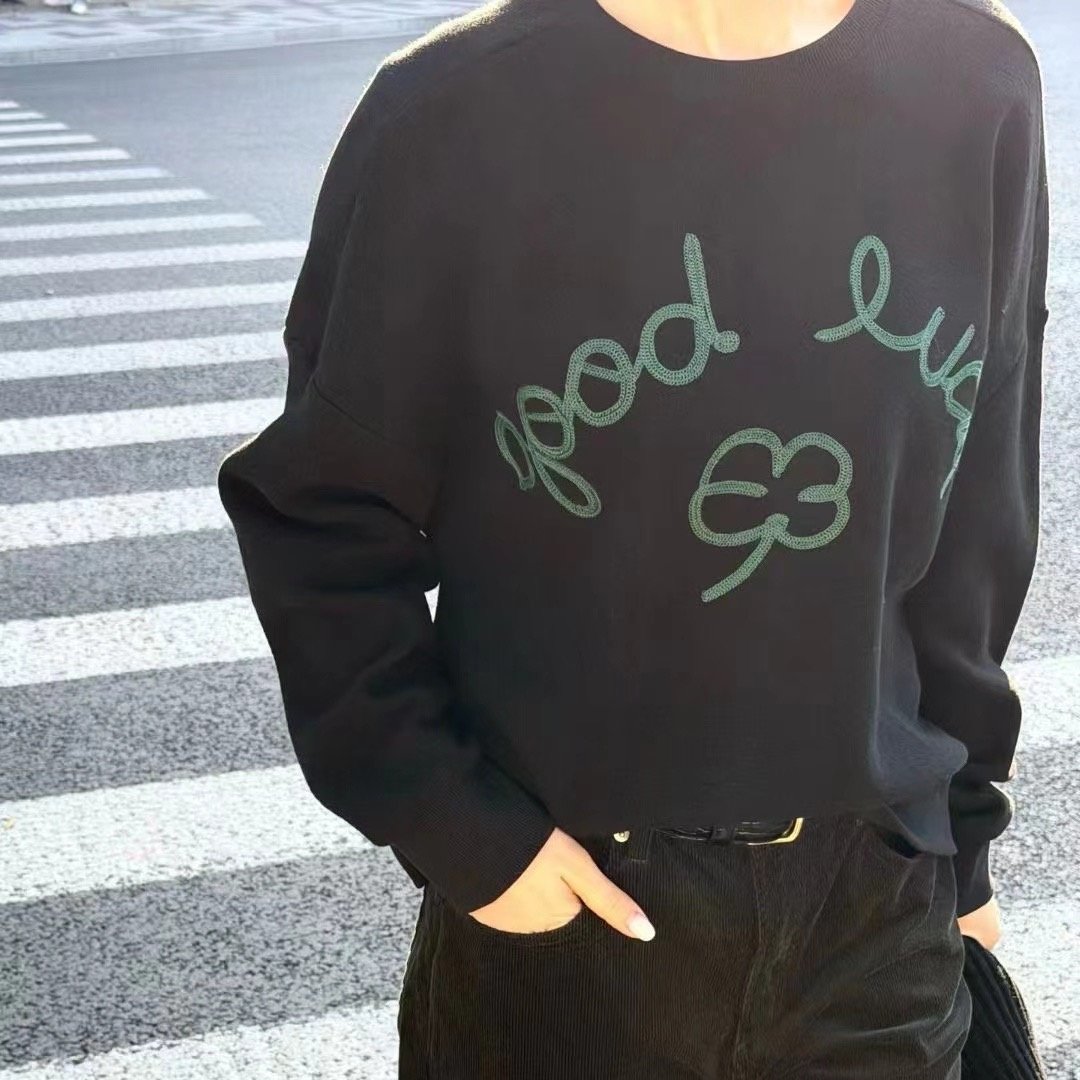 手写体good luck字母刺绣好运草印花卫衣女宽松落肩长袖圆领上衣