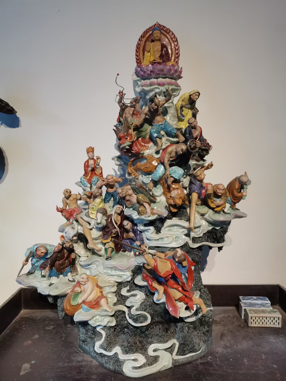 景德镇雕塑瓷齐天大圣孙悟空大战十八罗汉陶瓷器艺术家居公司会所