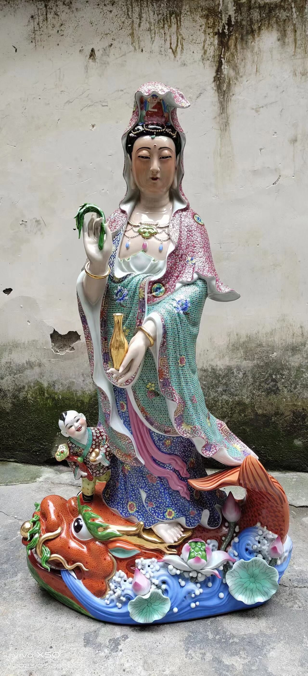 粉彩站熬鱼观世音菩萨像童子拜南海观音佛像站像陶瓷雕塑工艺摆件