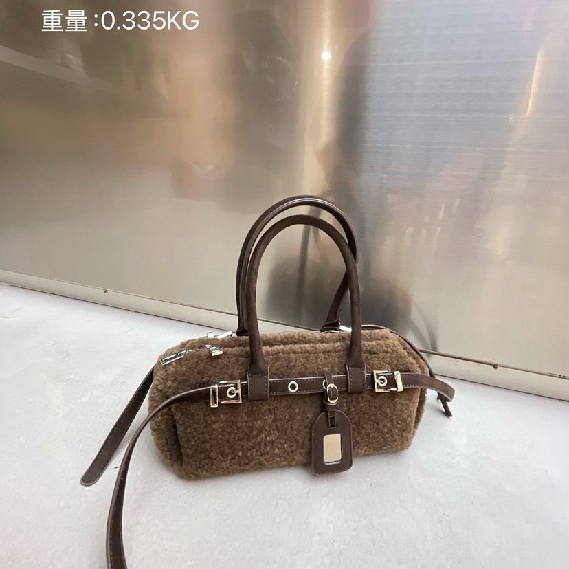2025新款网红小众设计复古毛毛手提包单肩腋下包皮带扣法棍包女包