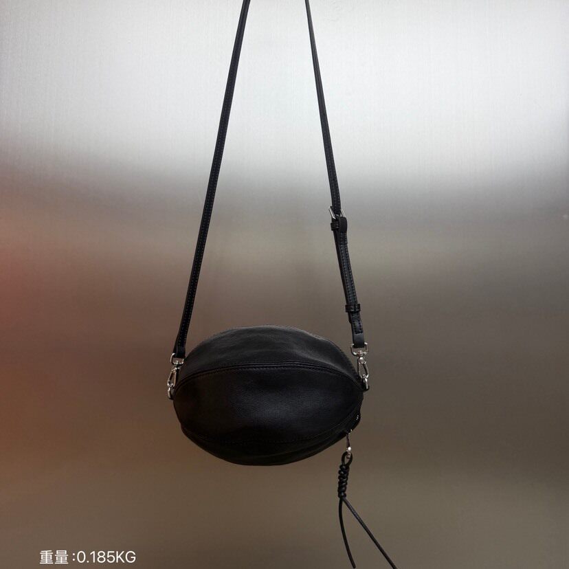 2026新款时尚单肩包植鞣羊皮真皮气球包橄榄球包百搭通勤斜挎包包