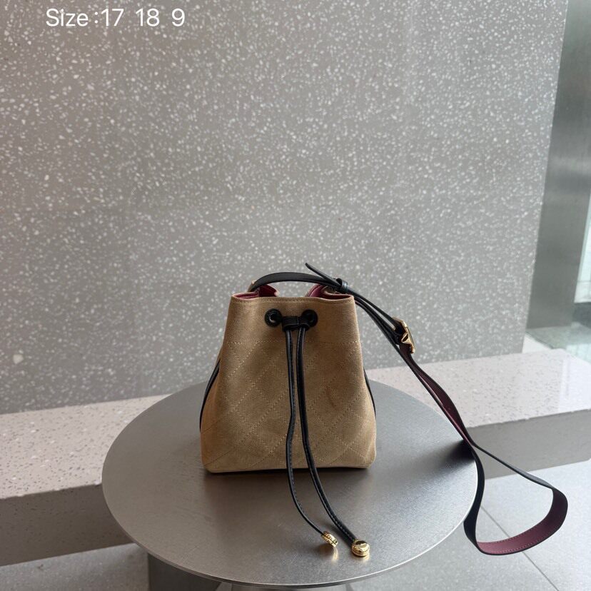 小香风牛皮磨砂菱格水桶包女2026秋冬新款宽肩带大容量斜挎通勤包