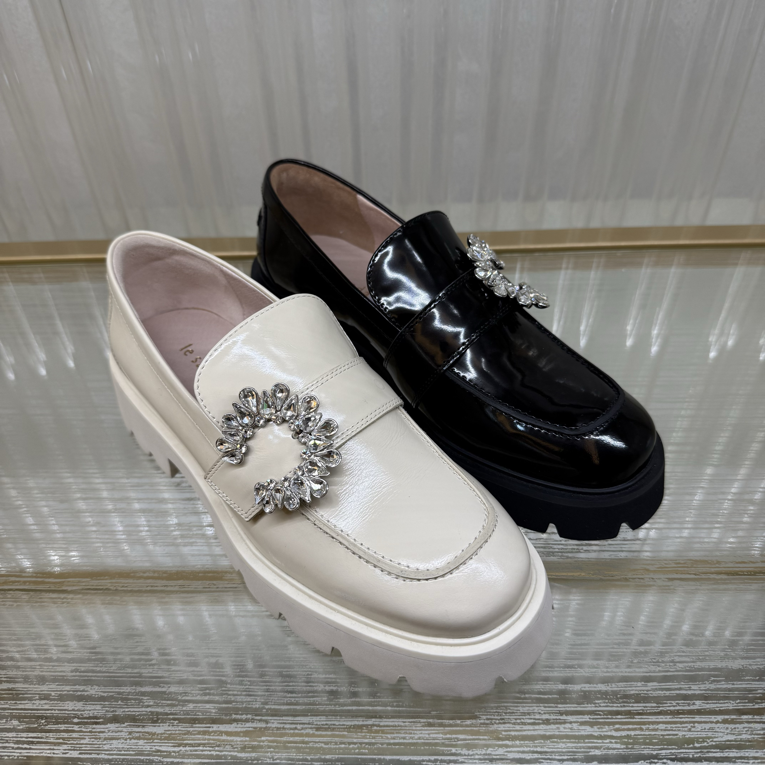 皇冠老店正品 莱尔斯丹  钻扣牛皮厚底乐福鞋女鞋 3T48502