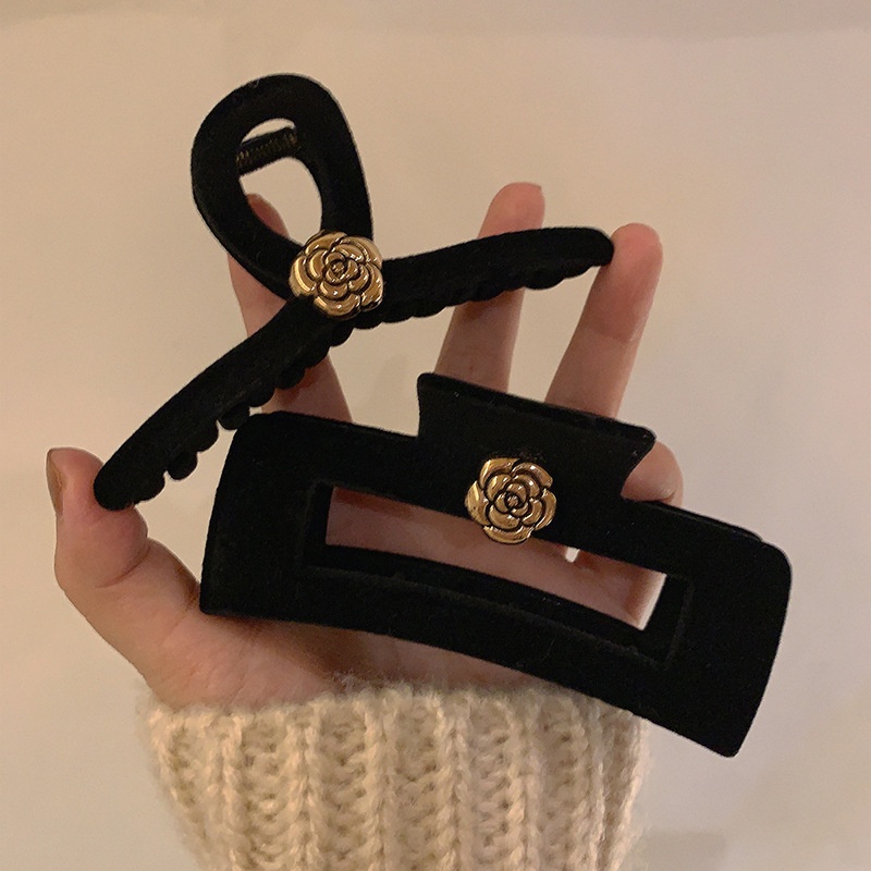 山茶花丝绒抓夹~黑色复古法式小香风2023年新款后脑勺盘发鲨鱼夹