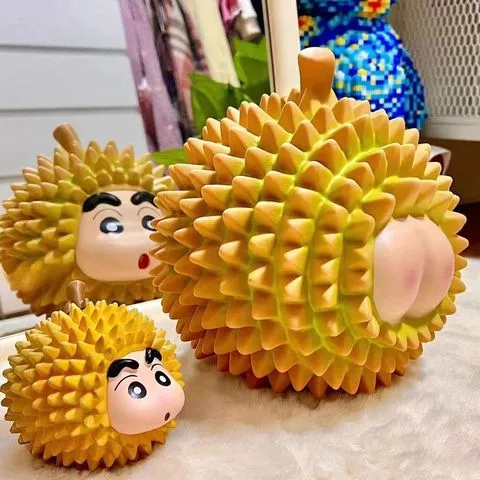 手办家居车载玩偶桌面摆件装饰礼物周边蜡笔小新潮玩公仔榴莲模型