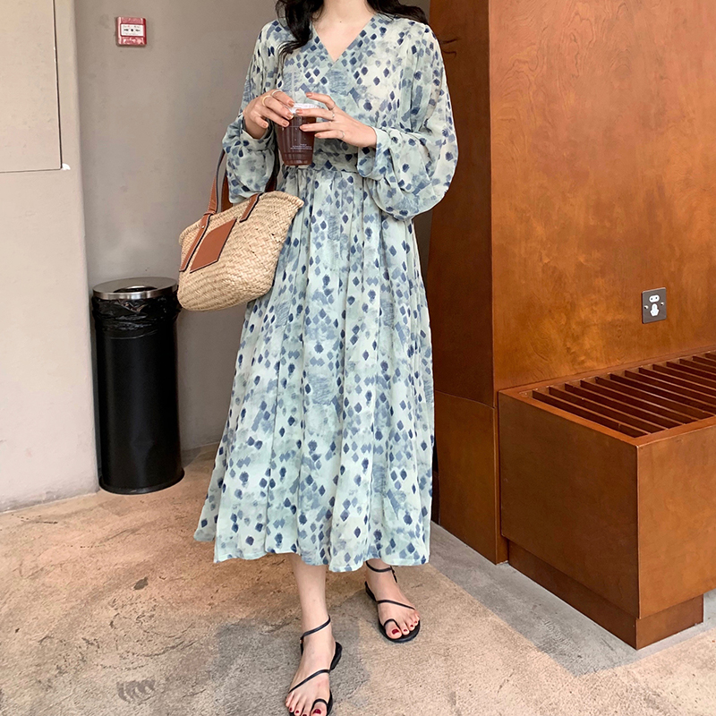 Real price ~ 2021 new mid length French retro slim waist V-neck floral dress women's spring